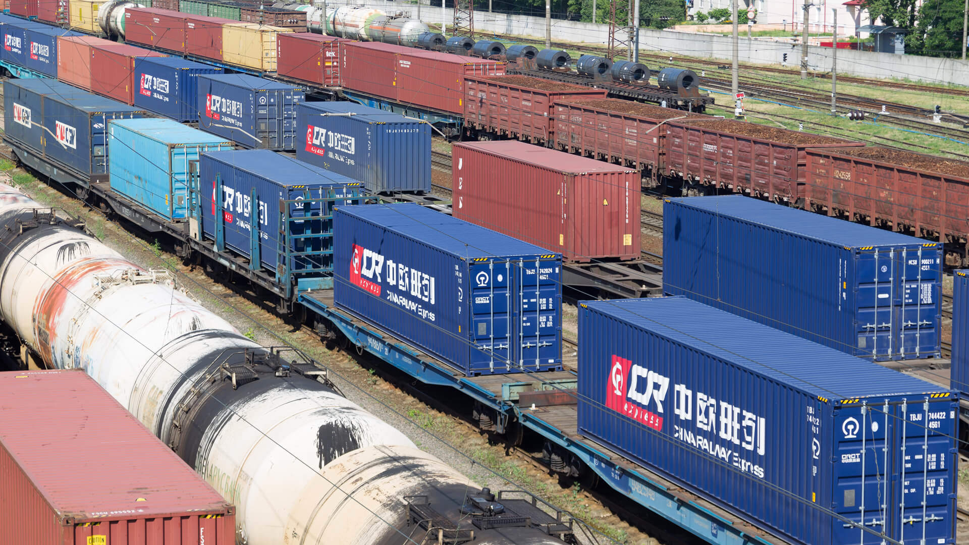 Железнодорожные перевозки крупнейшие компании. Контейнерный поезд в Китай. Железнодорожные контейнерные терминалы в Китае. Грузовые вагоны в Китае. Железнодорожный Транзит Европа Китай.